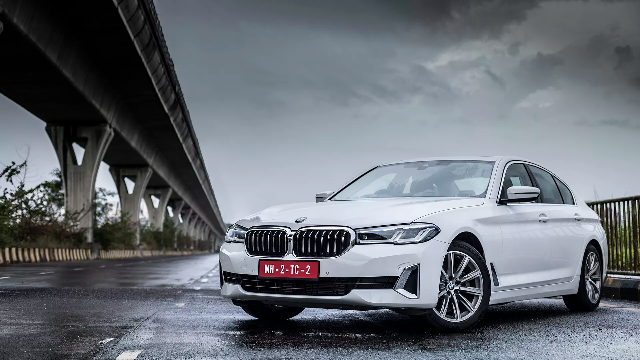 BMW Seri 5: Kekuatan dan Elegansi Bertemu di Satu Mobil Mewah